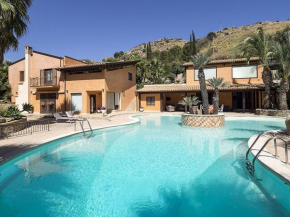 Гостиница Exclusive luxury villa in Agrigento with private pool Jacuzzi and BBQ, Агридженто